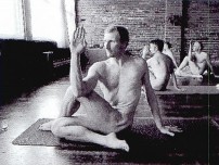 Ӣ״٤ The British Doing Naked Yoga