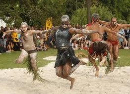 澳大利亚土著在悉尼表演传统舞蹈庆祝澳大利亚国庆